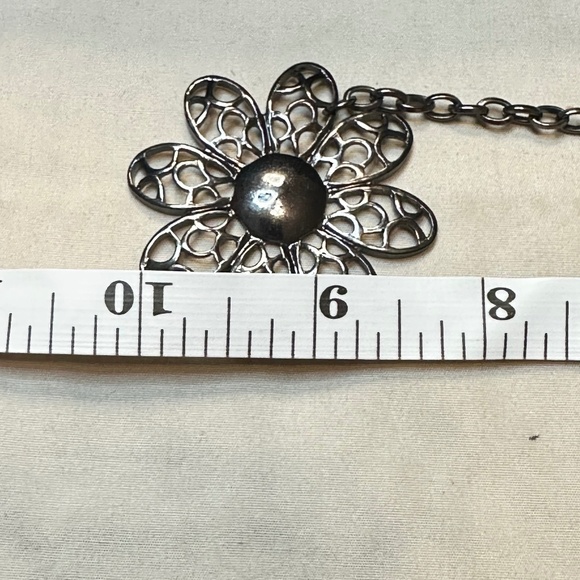 2/$15 Gunmetal Gray Flower w/Cut Outs Stationary on Chain Vintage - Picture 7 of 12